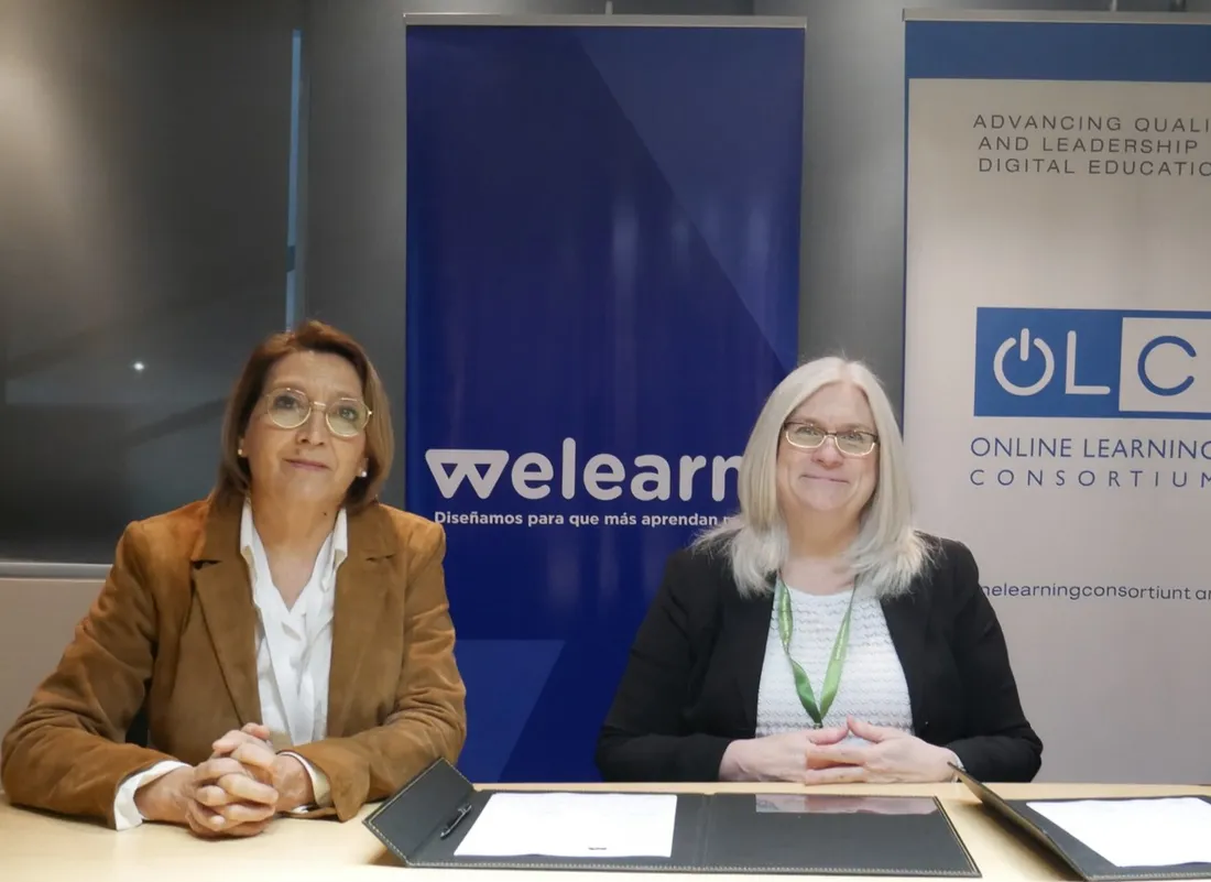 Dos mujeres sentadas frente a los banners de Welearn y OLC