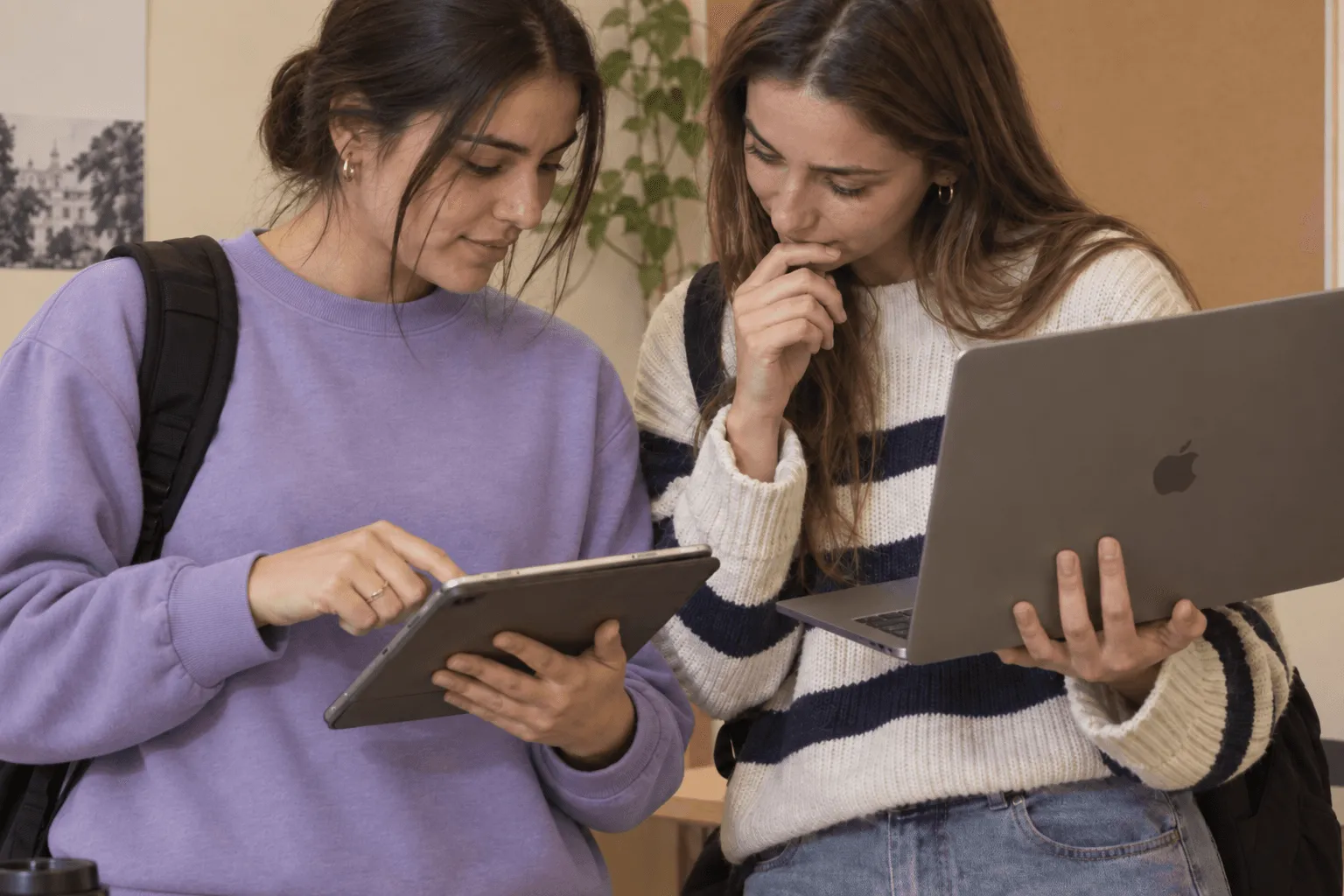 Dos estudiantes revisando material juntas