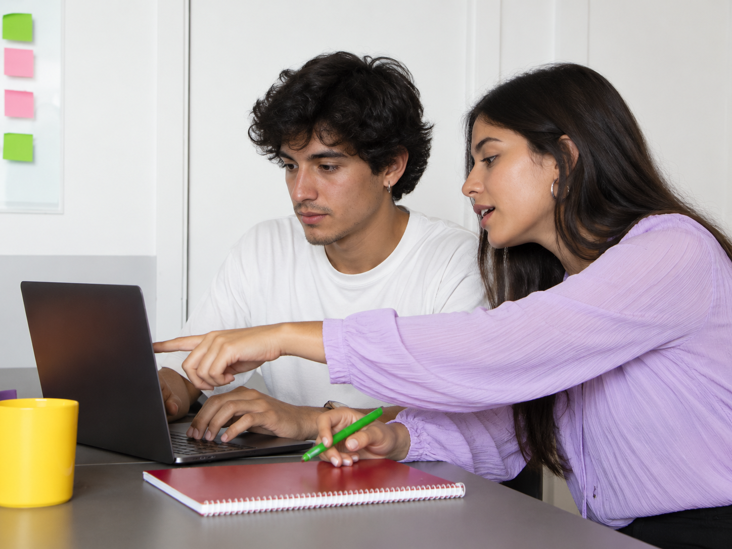 Dos estudiantes trabajando en un laptop