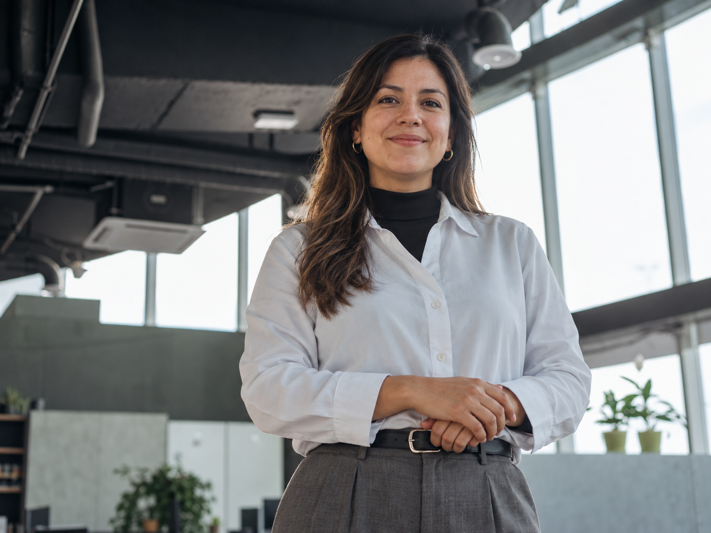 Mujer de pie en un espacio de trabajo