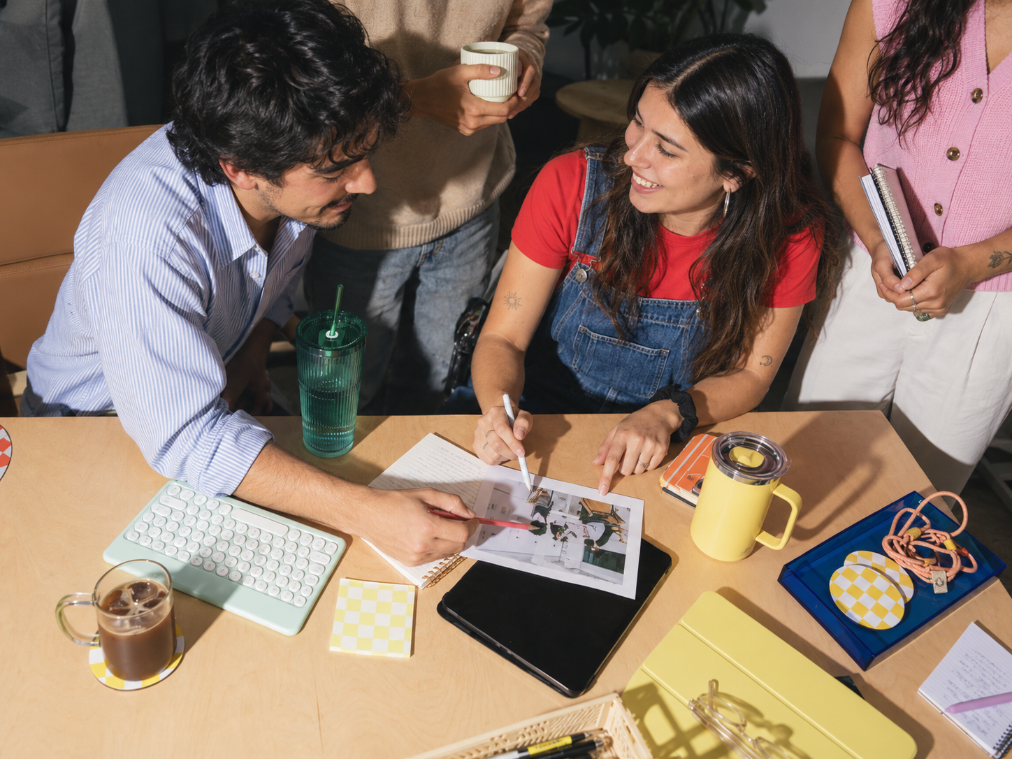 Equipo colaborando alrededor de una mesa